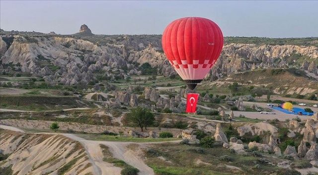 Yerli ve milli sıcak hava balonu Kapadokya&#039;da Türk bayrağı ve Atatürk posteriyle uçtu
