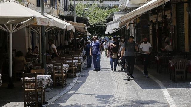Yunanistan&#039;da kafe ve restoranlar açıldı