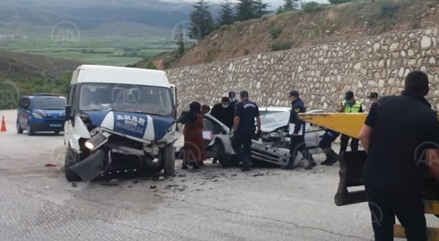 Afyonkarahisar&#039;da minibüsle otomobil çarpıştı: 2 ölü, 8 yaralı