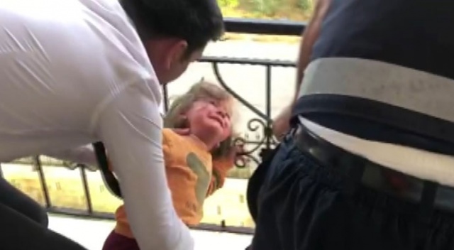 Başı balkon demirlerine sıkışan minik kızı itfaiye kurtardı