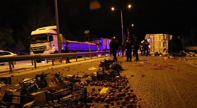 Burdur&#039;da sebze yüklü kamyon devrildi: 3 yaralı
