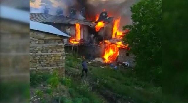 Erzincan&#039;da korkutan yangın: 5 ev, 5 ahır ve samanlıklar kül oldu