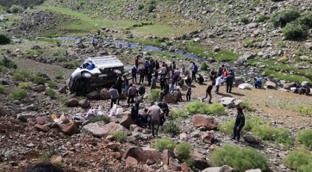 Erzurum&#039;da kamyonet şarampole uçtu: 17 yaralı