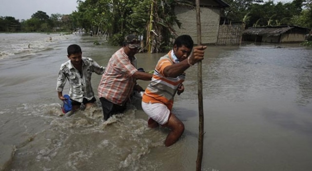 Hindistan&#039;da sel felaketinde 1 milyondan fazla kişi evini terk etti