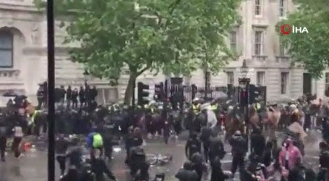 İngiltere’deki protestolarda polis attan düştü