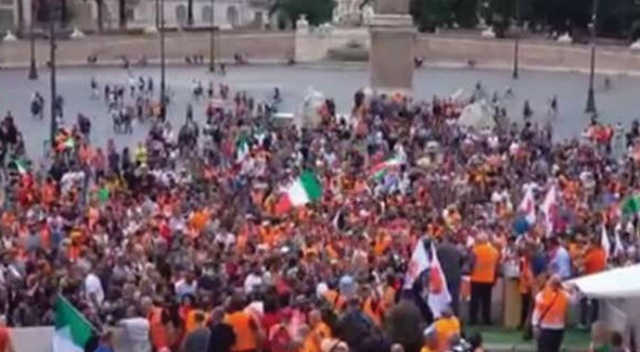 İtalya&#039;da turuncu yeleklilerden hükümet karşıtı protesto