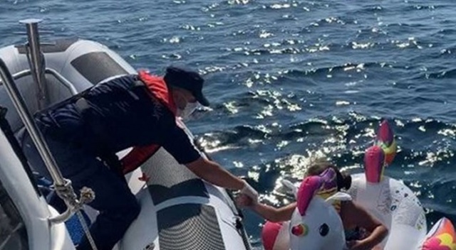 İzmir&#039;de denizde sürüklenen 2 çocuk kurtarıldı