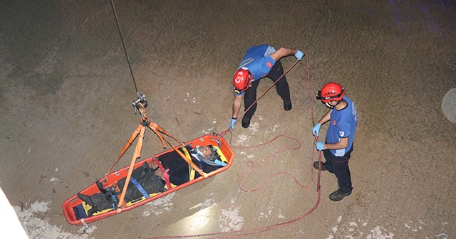 İzmir&#039;de dereye düşen yaşlı adamı itfaiye ekipleri kurtardı