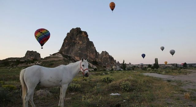 Kapadokya semaları sıcak hava balonlarıyla renklendi