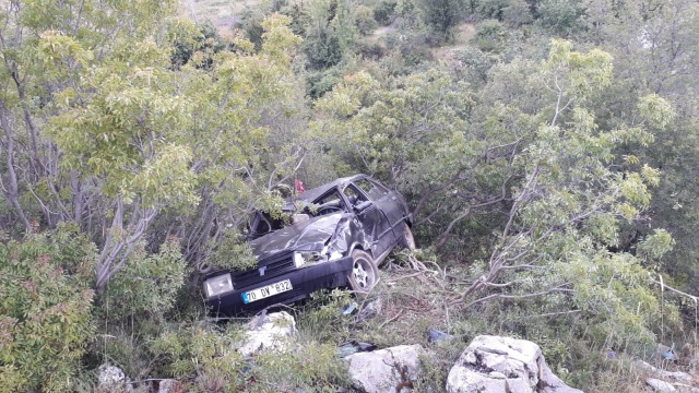 Karaman&#039;da otomobil uçuruma yuvarlandı: 3 yaralı