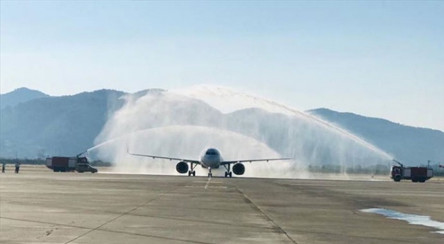 Milas-Bodrum Havalimanı&#039;na Almanya&#039;dan gelen ilk uçak &#039;su takı&#039; töreniyle karşılandı