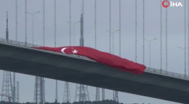 15 Temmuz Şehitler Köprüsü&#039;ne dev Türk bayrakları asıldı