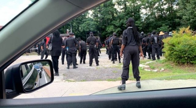 ABD&#039;de &#039;Black Panther&#039; isimli grup silahlanıp sokağa indi: Savaş meydanında karşımıza çıkın