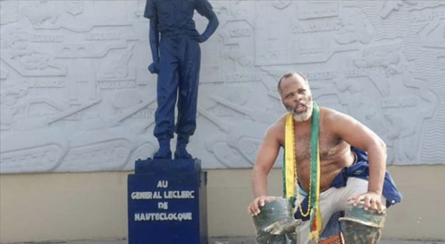 Afrikalı aktivist, halkını sömürgecilerin heykellerinden kurtarma mücadelesi veriyor