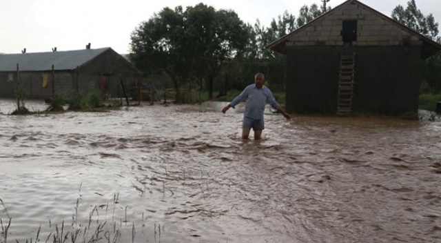 Ağrı&#039;da sağanak nedeniyle bazı evleri ve tarım arazilerini su bastı