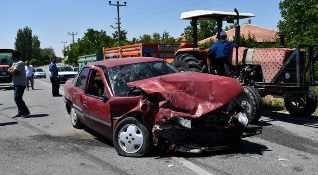 Aksaray&#039;da iki otomobil kafa kafaya çarpıştı: 3 yaralı