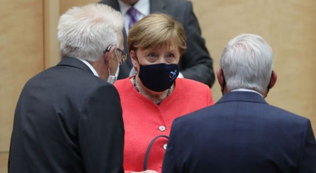 Angela Merkel, eleştirilerin ardından ilk kez maske ile görüntülendi