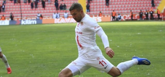 Antalyaspor&#039;da Podolski 3-4 hafta sahalardan uzak kalacak