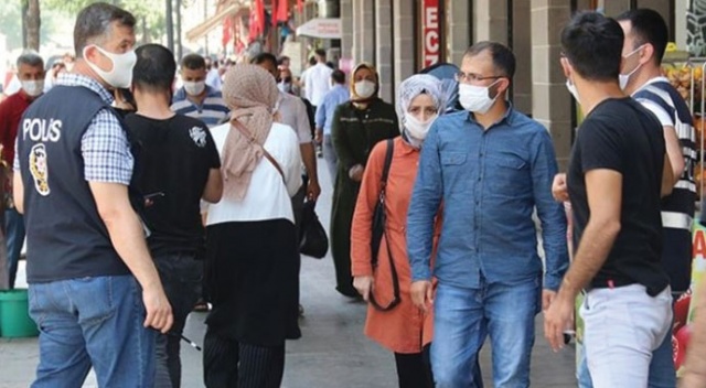 Araç içinde maske takmayan 7 kişiye 6 bin 300 TL ceza