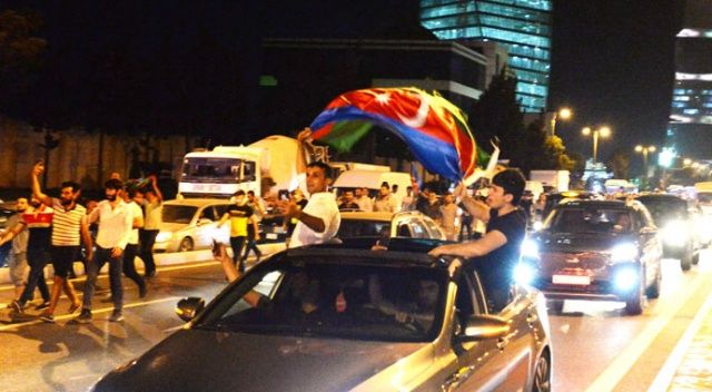 Azerbaycan&#039;da halk sokağa döküldü:  Ya Karabağ ya ölüm