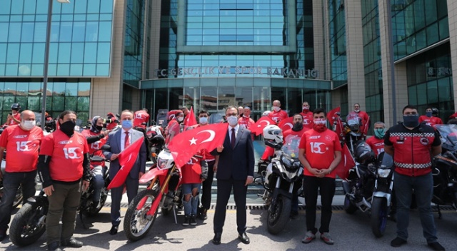 Bakan Kasapoğlu, motosikletçileri Gençlik ve Spor Bakanlığı’nda karşıladı