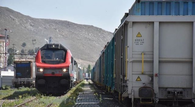 Bakü-Tiflis-Kars demir yolu ile taşınan yük hacmi arttı
