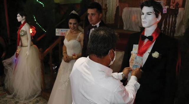 Bir düğünde takılar cansız mankenlere takıldı
