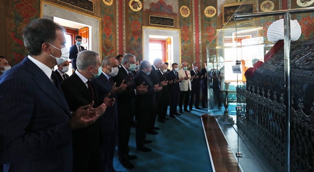Cumhurbaşkanı Erdoğan ve Bahçeli, Fatih Sultan Mehmet Han&#039;ın türbesini ziyaret etti