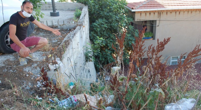 Evinin bahçesi çöplüğe dönen vatandaş: Havadan mı geliyor bu çöpler