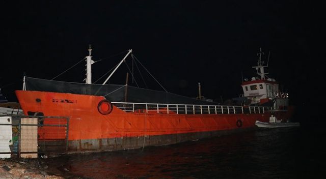 İzmir&#039;de bir gemide 276 sığınmacı yakalandı