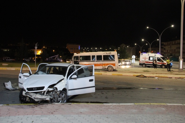 Karaman’da minibüs ile otomobil çarpıştı: 3 yaralı