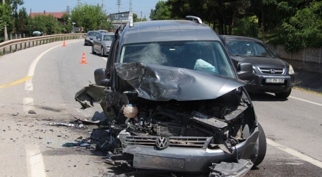 Kocaeli&#039;de hafif ticari araçla otomobil kafa kafaya çarpıştı: 2’si çocuk 5 yaralı
