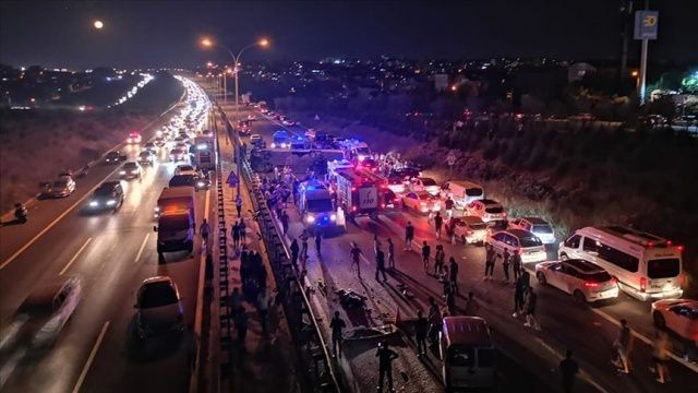 Kocaeli&#039;de yolcu otobüsü devrildi: 1 ölü, 14 yaralı