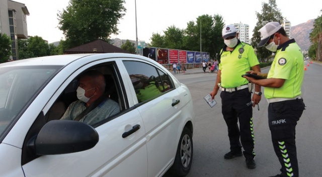 Kozan’da trafik ekipleri sürücüleri kazalara karşı uyardı