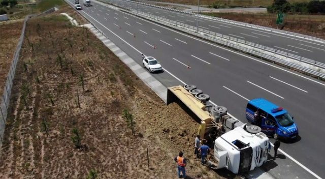 Kuzey Marmara Otoyolu&#039;nda hafriyat kamyonu devrildi: 1 yaralı