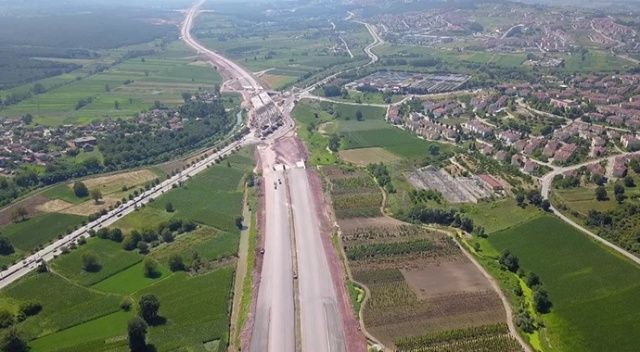 Kuzey Marmara Otoyolunun Sakarya kesiminde asfalt serim işlemleri sürüyor