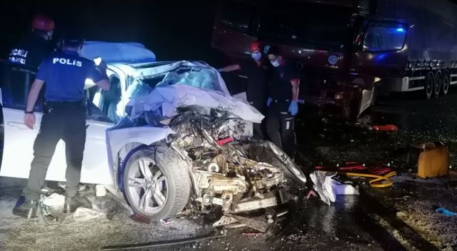 Otomobil tırın altında kaldı: 2 ölü, 1 yaralı