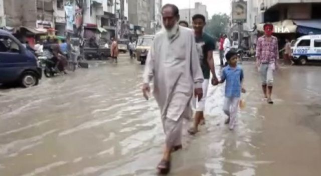 Pakistan&#039;da şiddetli yağışlar sırasında elektrik akımına kapılan 7 kişi öldü