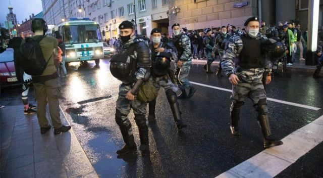 Rusya&#039;da protestolar şiddetleniyor: 130 gözaltı