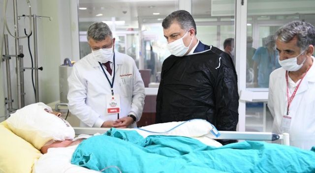 Sağlık Bakanı Fahrettin Koca, tedavi gören hastaları ziyaret etti