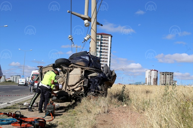 Sivas&#039;ta otomobil beton direğe çarptı: 1 ölü