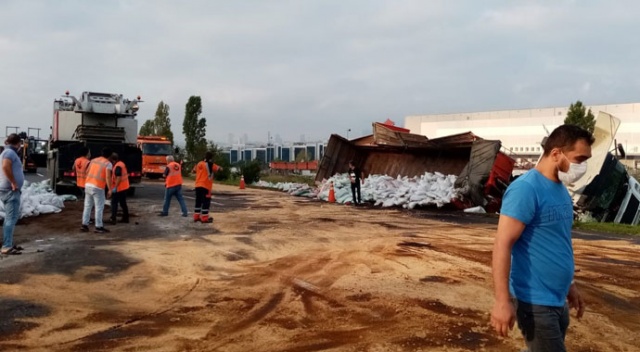 TEM Hadımköy&#039;de tır ile otomobil çarpıştı: 3 yaralı