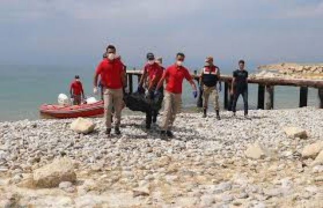 Van Gölü&#039;nde batan teknedeki cesetlerin çıkarılması çalışmaları yeniden başladı