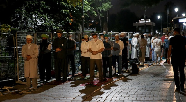 Vatandaşlar, Ayasofya Camii çevresinde sabah namazı kıldı
