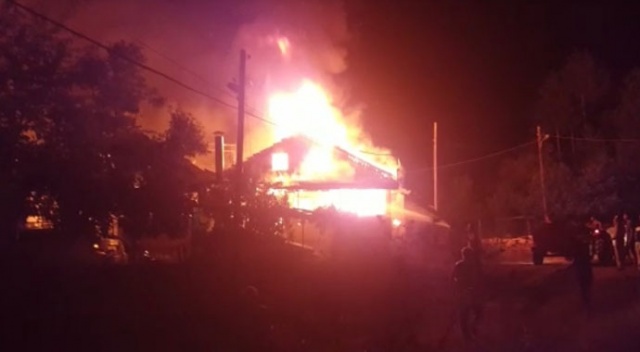 Amasya&#039;da çıkan yangında 3 ev yandı