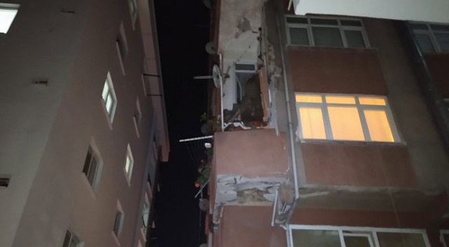 Bahçelievler&#039;de yıkım kararı olan binanın balkonu çöktü: 1 yaralı