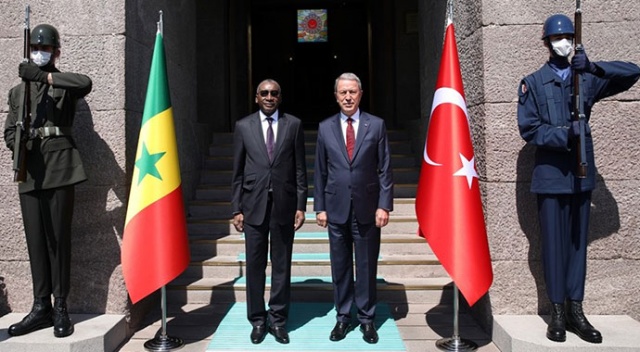 Bakan Akar, Senegal Silahlı Kuvvetler Bakanı Kaba ile bir araya geldi