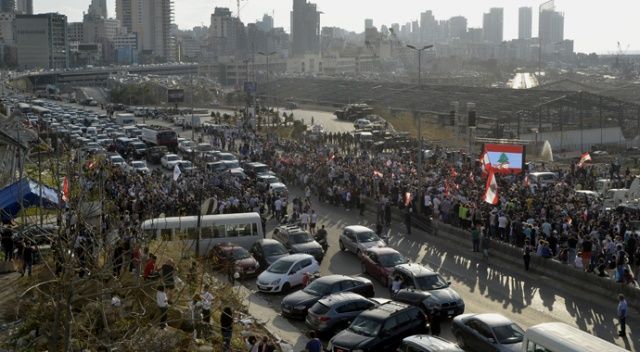 Beyrut&#039;ta şiddetli patlamada hayatını kaybedenler için anma töreni