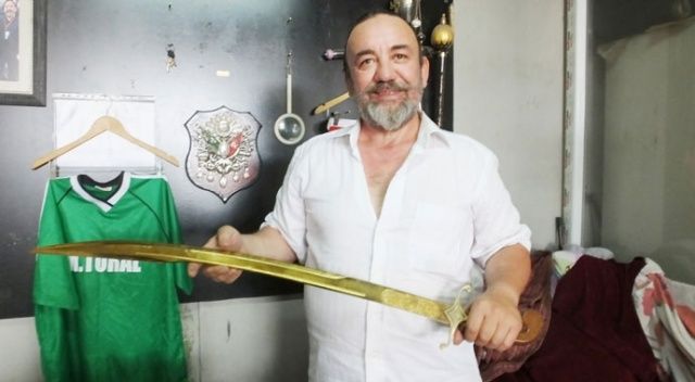 Burhaniyeli makineci Bakan Akar için altın kaplama kılıç hazırladı
