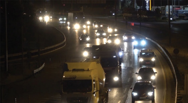 Büyükşehirlere geri dönüş başladı: Kilit kavşak’ta trafik yoğunluğu
